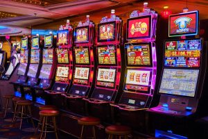What is the difference between low and high volatility in slot games?